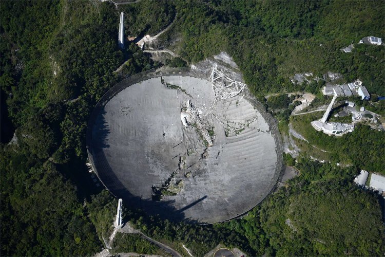 O gigante radiotelescópio de Arecibo ruiu, que funcionou por mais de meio século