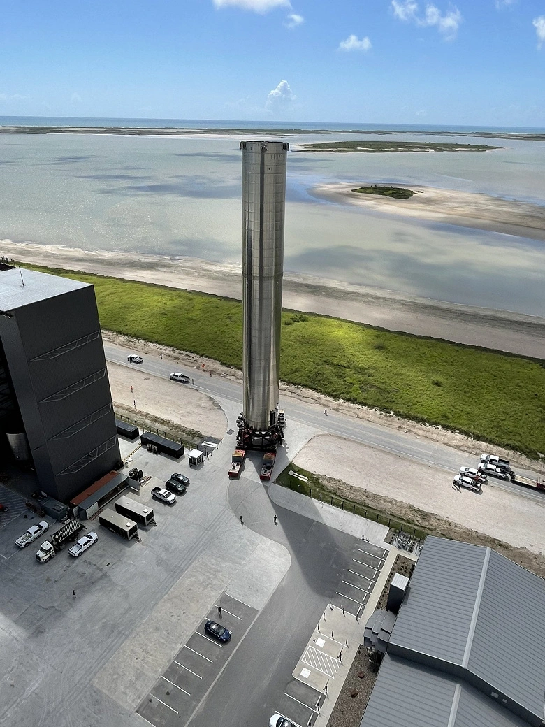 イロンマスクは巨大な超重いロケットを示した。 Booster 3プロトタイプはテストの準備ができています