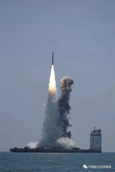 O foguete chinês trouxe cinco satélites para a órbita, começando da plataforma do mar