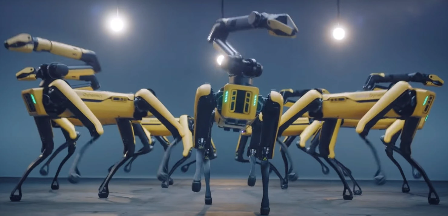 Les robots de dynamique de Boston sont dansant de manière synchrone, célébrant l'entrée dans le moteur Hyundai