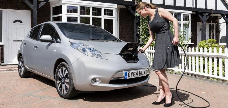 유럽의 모든 9 번째 새로운 차는 전기 자동차 또는 하이브리드입니다.
