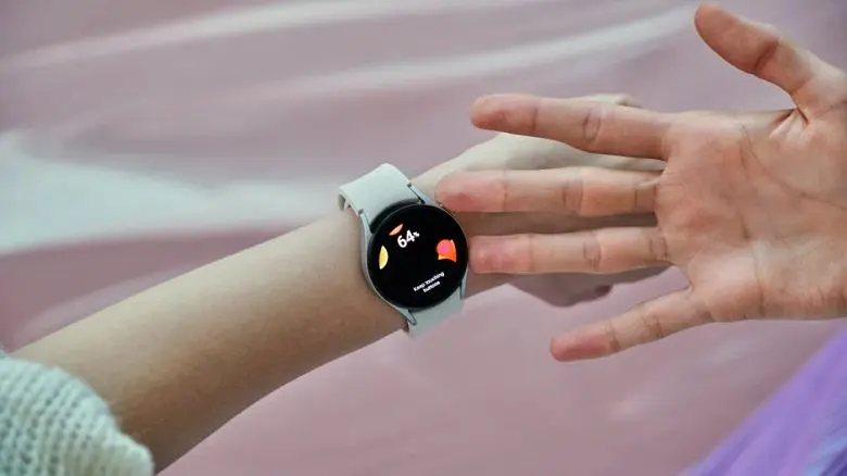 Smart Watch Samsung Galaxy Watch 4 in verschiedenen Farben werden mit einem Rabatt von 100 Dollar im WOOG-Online-Shop angeboten