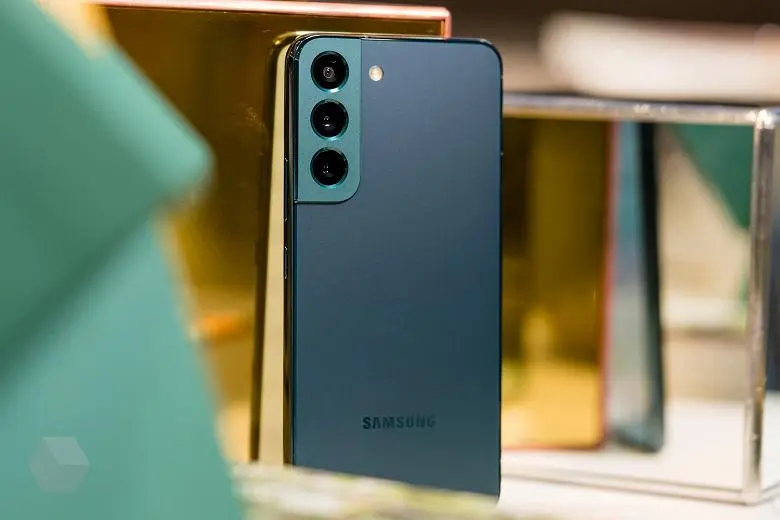 삼성은 갤럭시 S22 라인의 가격의 두 배를 자르고 한국에서 백만 스마트 폰을 신속하게 판매했습니다.