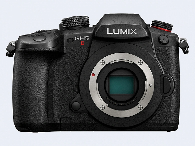 La fotocamera Panasonic Lumix DC-GH5 II è rappresentata
