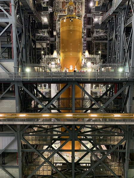 Montagem completada do foguete super-fino NASA para enviar pessoas para a lua