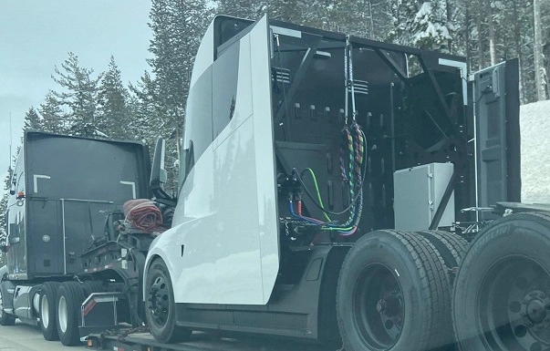 도로에서 촬영 된 Tesla Semi의 첫 전기 트럭