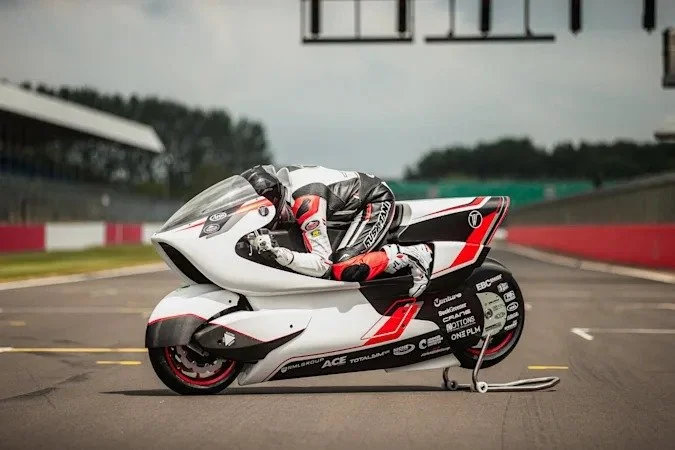 Un concurrent est apparu dans la moto électrique la plus rapide du monde