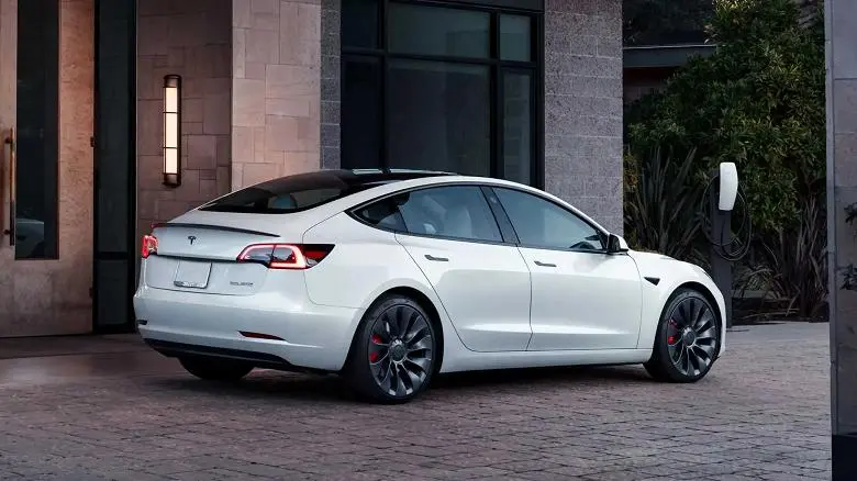Tesla Model 3은 베스트셀러가되었으며 유럽의 내부 연소 엔진으로 모든 경쟁자를 추월했습니다.