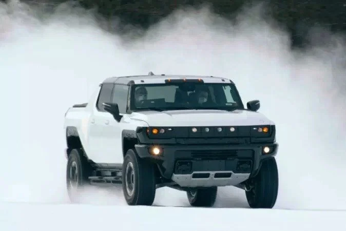 Carro elétrico GM Hummer EV testado em temperaturas abaixo de zero