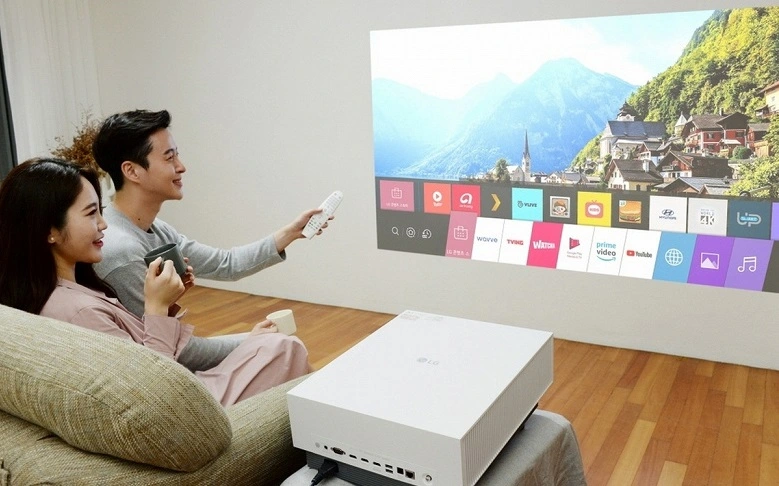 Der LG 4K-Projektor kann in jedem Winkel zum Bildschirm positioniert werden