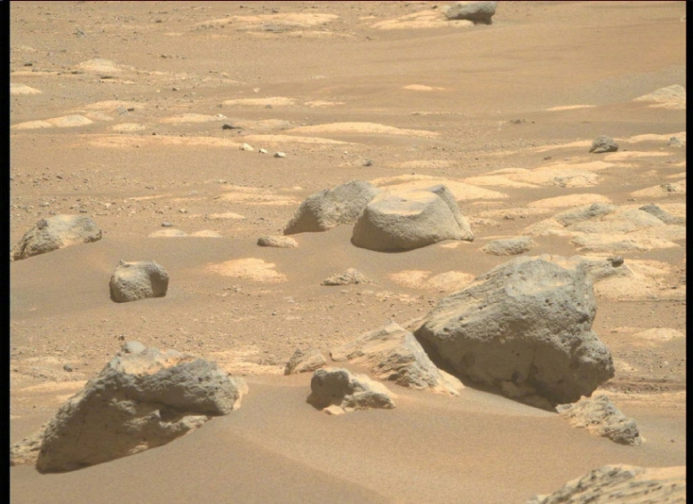 모래와 파란색 녹색 돌입니다. NASA는 화성 사막의 새로운 일련의 사진을 출판했습니다.