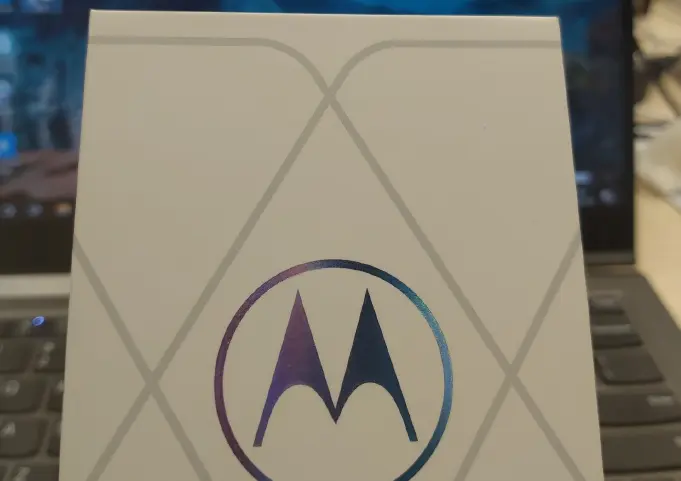 Foto der Verpackung des Flaggschiffs Motorola basierend auf Snapdragon 888