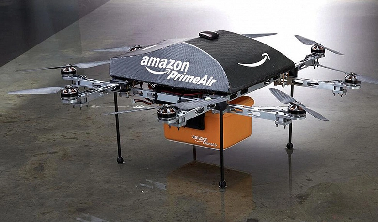 Après presque 10 ans d'attente, le drone d'Amazon commence enfin à livrer des marchandises aux clients. La société planifie un lancement limité