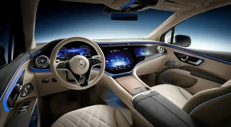 Crossover Mercedes Eqs permet au passager avant de regarder la vidéo en conduisant la voiture