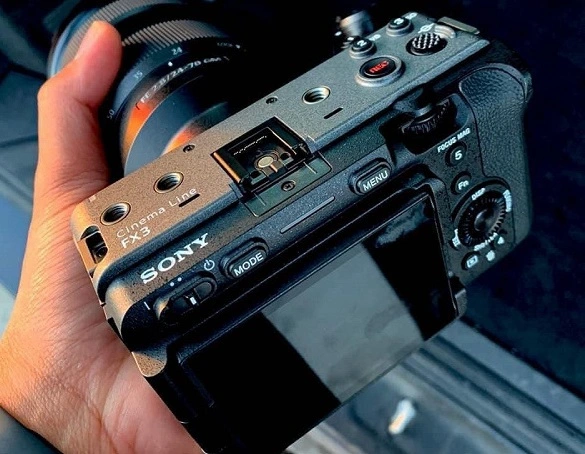 Sony FX3 Cinema Line 미러리스 카메라의 첫 번째 이미지가 도착했습니다.