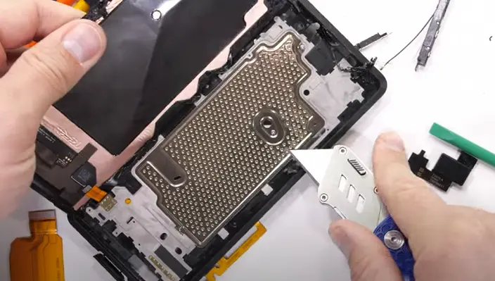 Lo smontaggio ha rivelato cosa si nasconde all'interno del Sony Xperia Pro