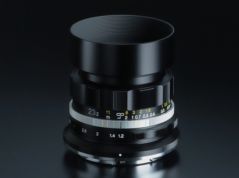 Präsentiertes Objektiv Voigtlander Nocton D23mm F1.2 Asphärie mit Nikon Z-Halterung