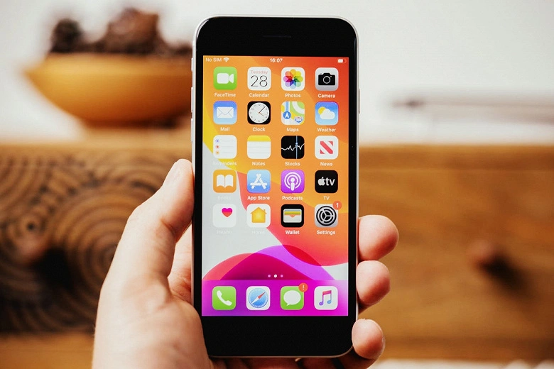 Apesar da parada de produção, o iPhone SE 2022 permanece em estoque, que confirma a fraca demanda pelo telefone