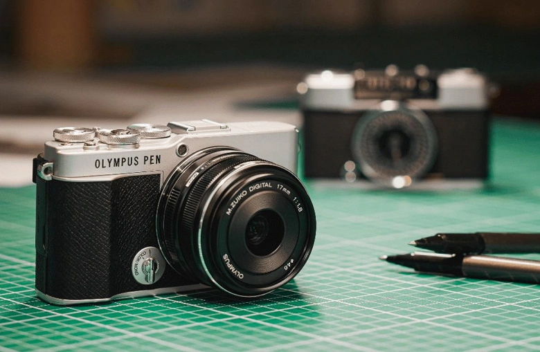 La fotocamera Olympus Pen E-P7 è presentata ad un prezzo di 799 euro