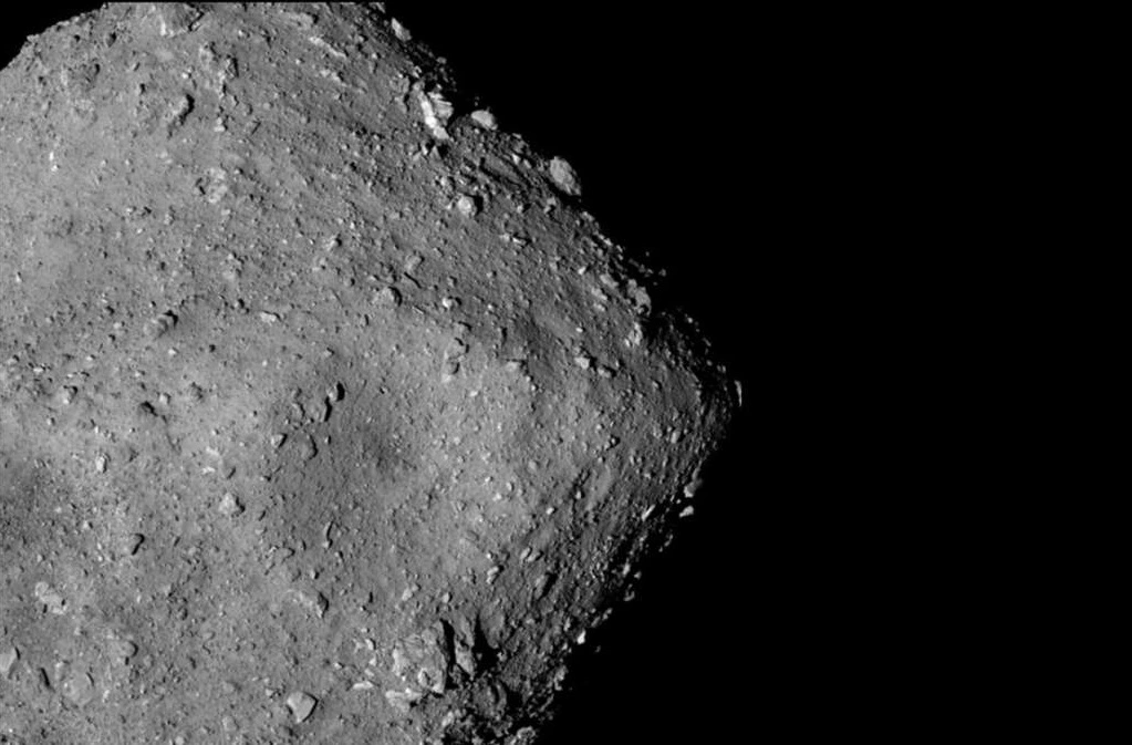 Le osservazioni dell'asteroide Ryugu aiutano a comprendere la storia della sua perdita d'acqua nello spazio