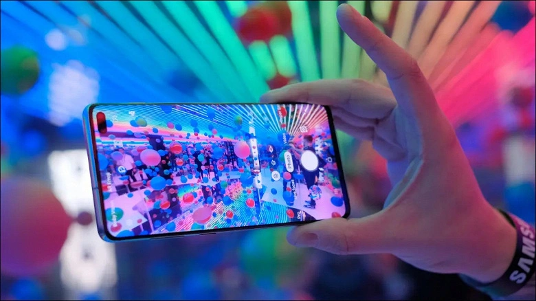 Samsung pour des raisons moins chères donne maintenant la préférence aux écrans LCD pour leurs smartphones