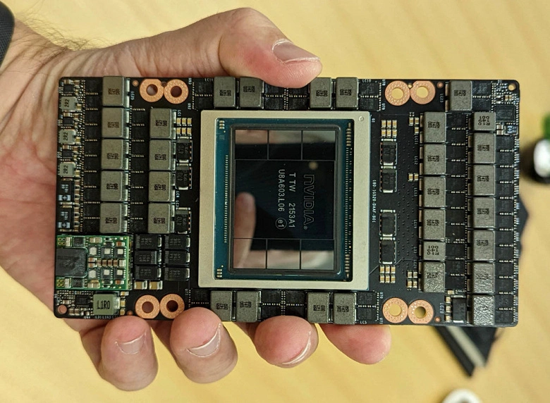 80 Go de mémoire HBM3, 80 milliards de transistors et 700 watts de puissance avec un smartphone typique. Des photos en direct de Nvidia H100 sont apparues