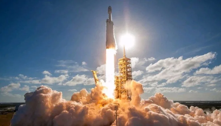 Der Mondrover VIPER fliegt mit einer Falcon Heavy-Rakete zum Mond