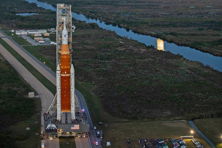 Diese Rakete wird Amerikaner zum Mond zurückgeben. SLS installiert auf dem Startkissen