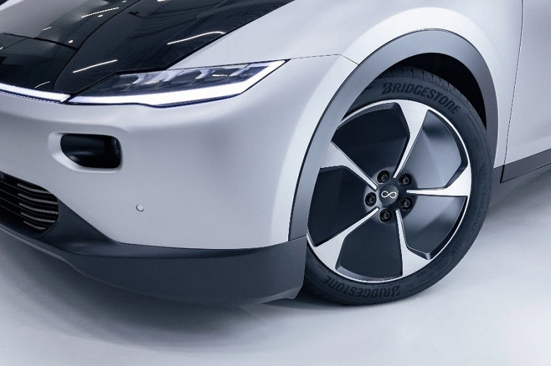 독점적 인 Bridgestone 타이어를 얻는 유일한 Solar Electric Lightyear One