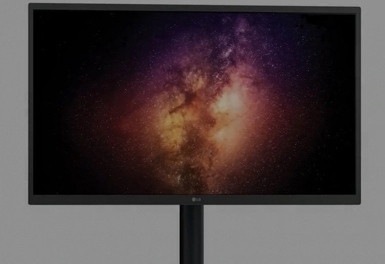 4000 euro per un monitor 4K. Questo è quanto costa l'LG UltraFine OLED Pro 32EP950 con schermo OLED