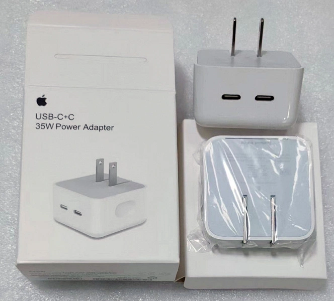 Per caricare simultaneamente due iPhone o iPad. La foto ha mostrato un nuovo alimentatore Apple con due porte USB-C.