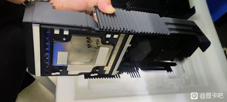 Nvidia raffredderà il dispositivo di raffreddamento ad aria gigante GEFORCE RTX 4090 TI. Radiatore da colpire la foto