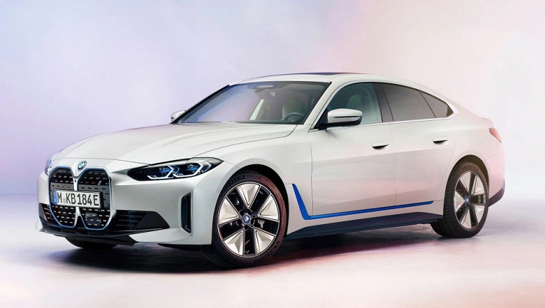 Presentata l'auto elettrica BMW i4 con un'autonomia di 590 km