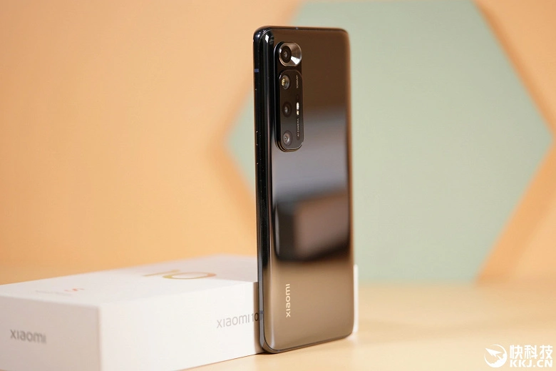 Xiaomi Mi 10S mostrado na foto imediatamente após o anúncio