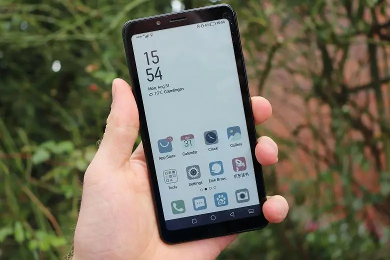 Um smartphone compacto barato com a tela ENK para ler livros eletrônicos. Hisense A5 Pro Ss conheceu quase metade