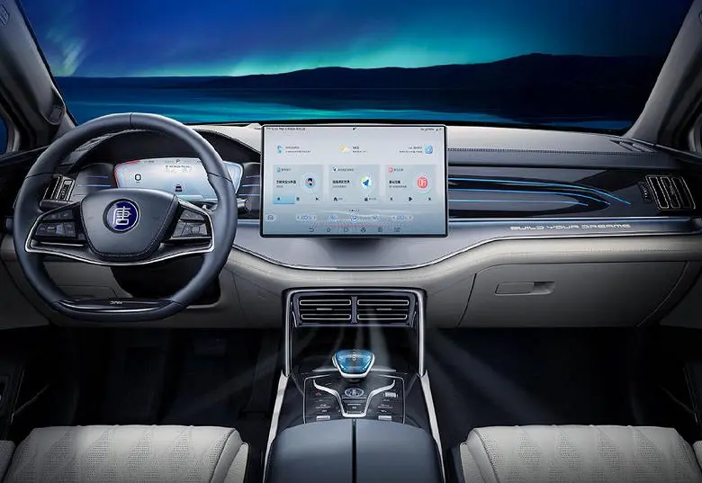 재충전없이 730km, 거대한 스크린, 4.4 초 동안 100km/h의 가속도. BYD TANG 2022 전기 자동차는 중국에서 판매되었습니다.