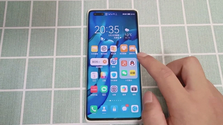 Demonstração recente do HarmonyOS em um smartphone Huawei.