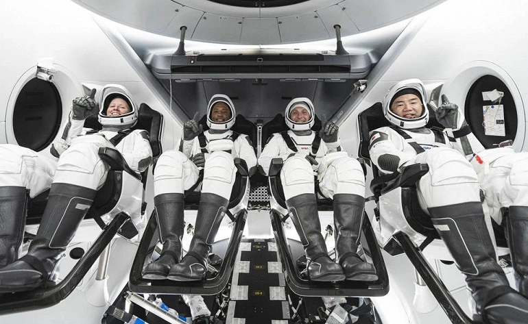 Der erste Einsatzflug der SpaceX Crew Dragon fand statt