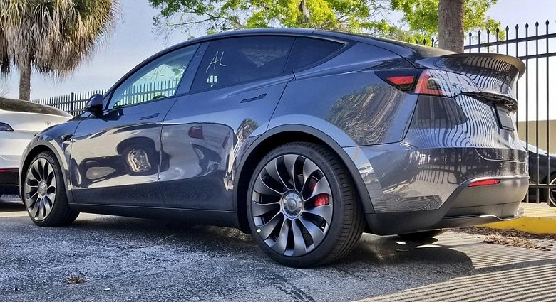Les acheteurs de Tesla sont interdits de revendre des voitures tout au long de l'année. Sinon, vous devez payer une amende