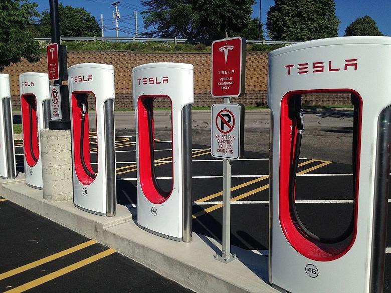 Tesla는 Autokinotheater와 레스토랑이있는 할리우드에 Supercharger Station을 건설 할 계획입니다.