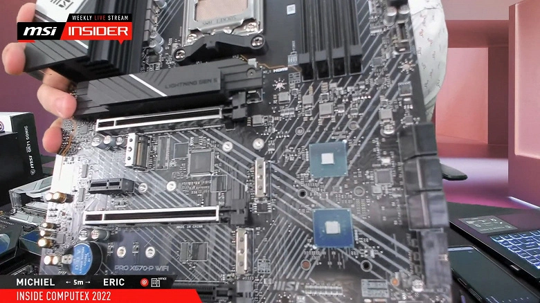 AMD는 부분적으로 과거로 돌아 왔습니다. 첫 번째 사진은 X670 칩셋이 두 개의 개별 마이크로 회로로 구성되어 있음을 확인합니다.