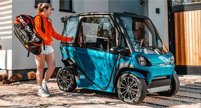 Une minuscule voiture électrique avec climatisation et équipe de batterie ensoleillée est présentée