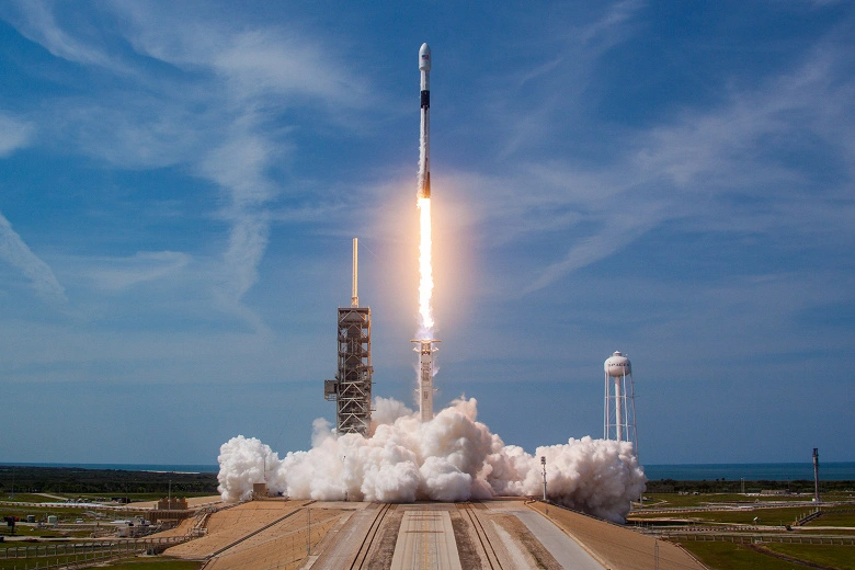 Falcon 9 startete Starlink-Satelliten in die Umlaufbahn und kehrte zur Erde zurück