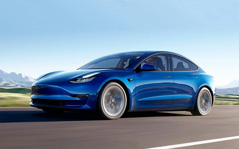 Tesla Model 3 hielt auf der Autobahn scharf an, infolge des Unfalltreibers starb