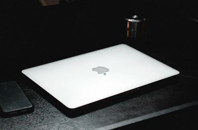 ブルームバーグの編集者であるマーク・ガーマンは、MacBook Air（2022）が古いモデルの色でリリースされると信じています