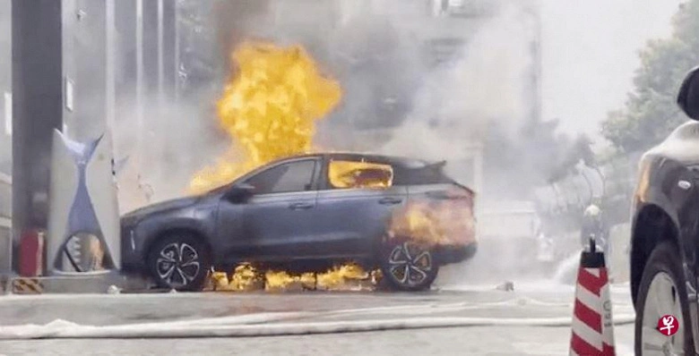 Une voiture électrique chinoise a pris feu en chargeant