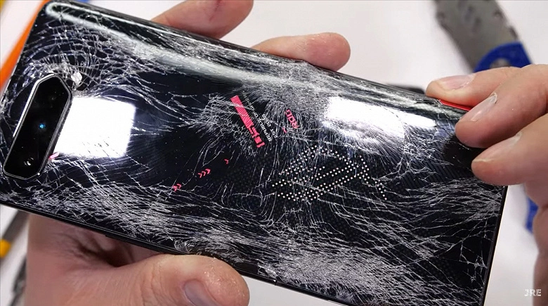 Asus ROG Phone 5 biegt und bricht leicht