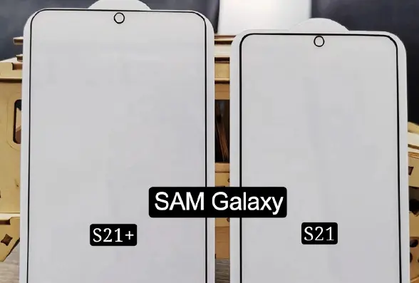 사진은 삼성 Galaxy S21 및 S21 +의 평면 화면을 확인합니다.