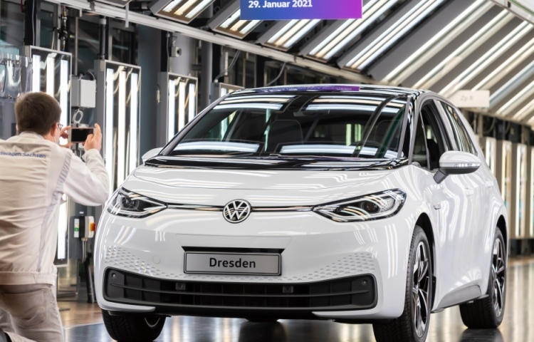 Volkswagen accelererà la transizione alla produzione di veicoli elettrici
