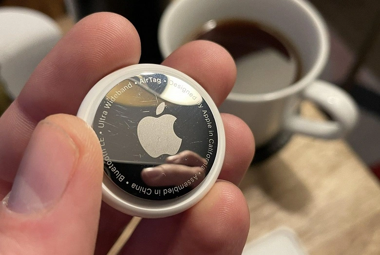 Lo svantaggio principale di Apple AirTag prende il nome: l'accessorio viene immediatamente coperto di graffi